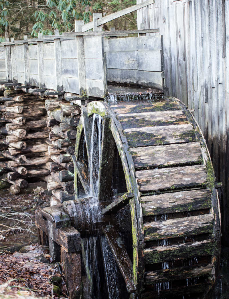 木制的旧式水车