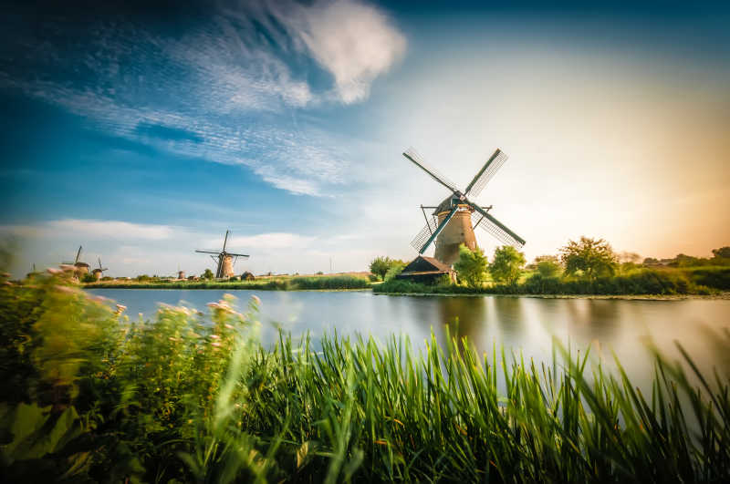 河边的荷兰传统风车