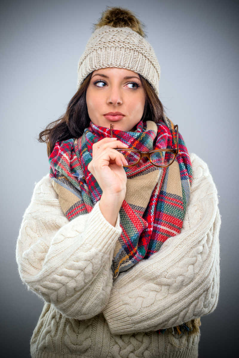 穿着冬装的时尚美女