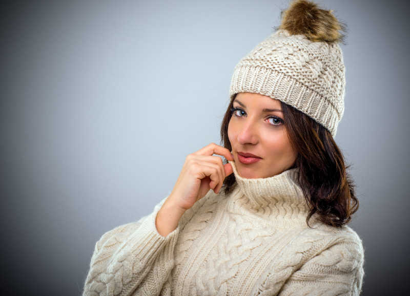 穿针织服装的漂亮黑发美女