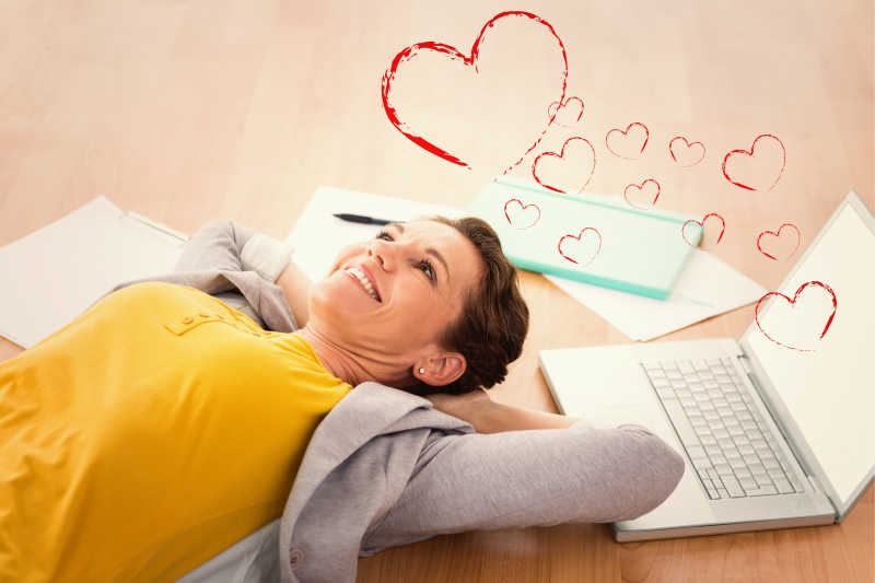 躺在地板上的女人