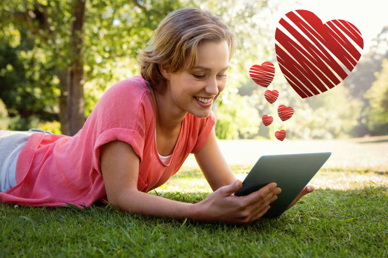 趴在草坪上的女人