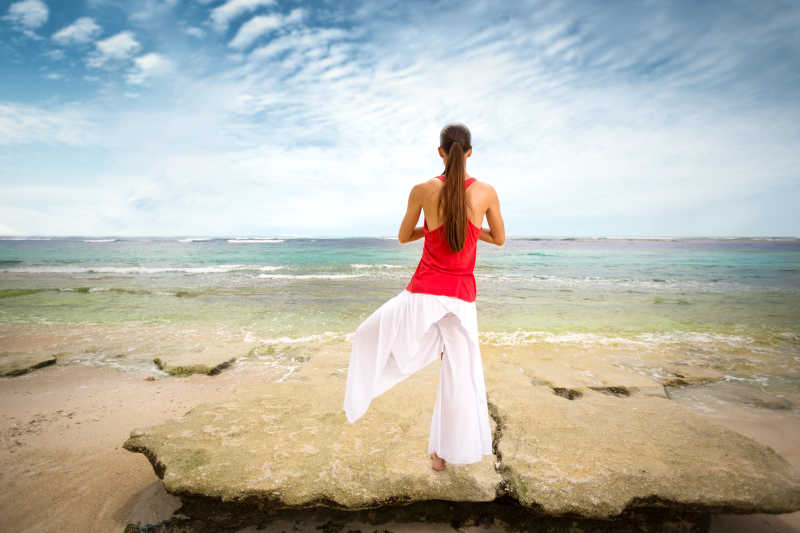 在海边做瑜伽练习的女人