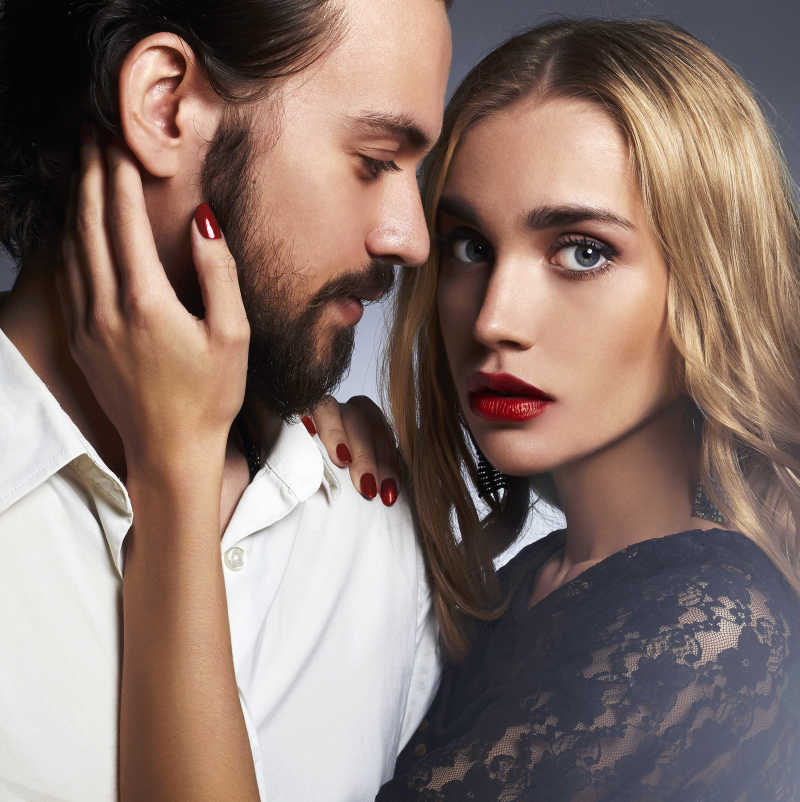 一对时尚的情侣