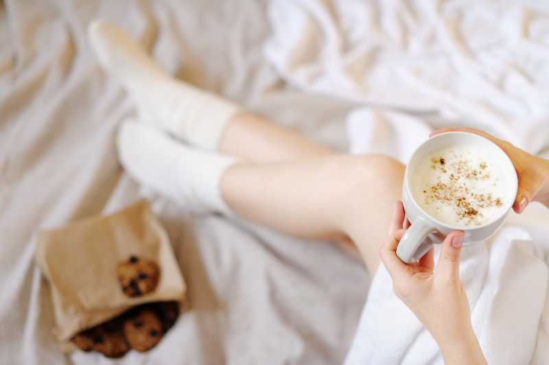 漂亮女孩喝热饮料