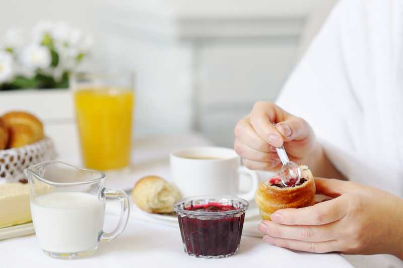 白色的桌子上的牛角包涂抹果酱