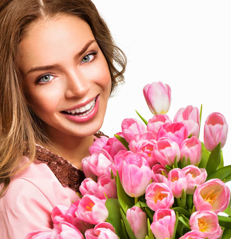 一个拿着春天花束的女人