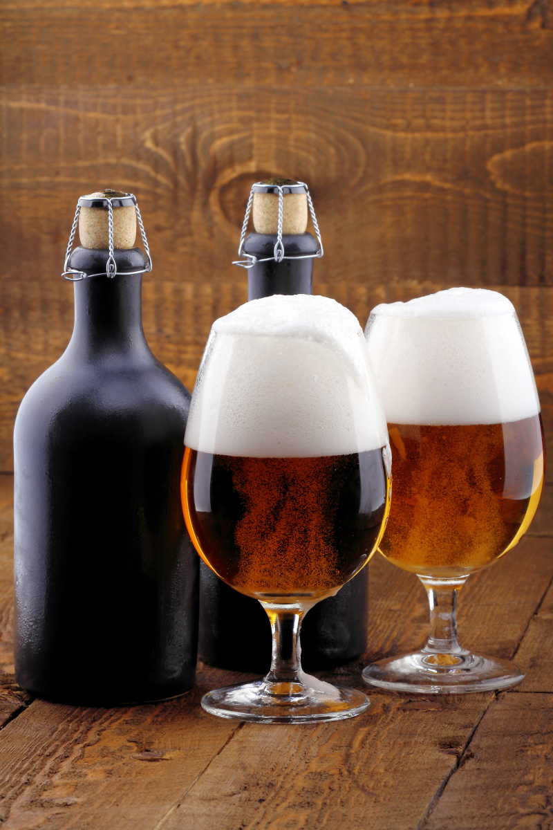 麦芽啤酒和大麦图片-桌子上的麦芽啤酒和大麦素材-高清图片-摄影照片-