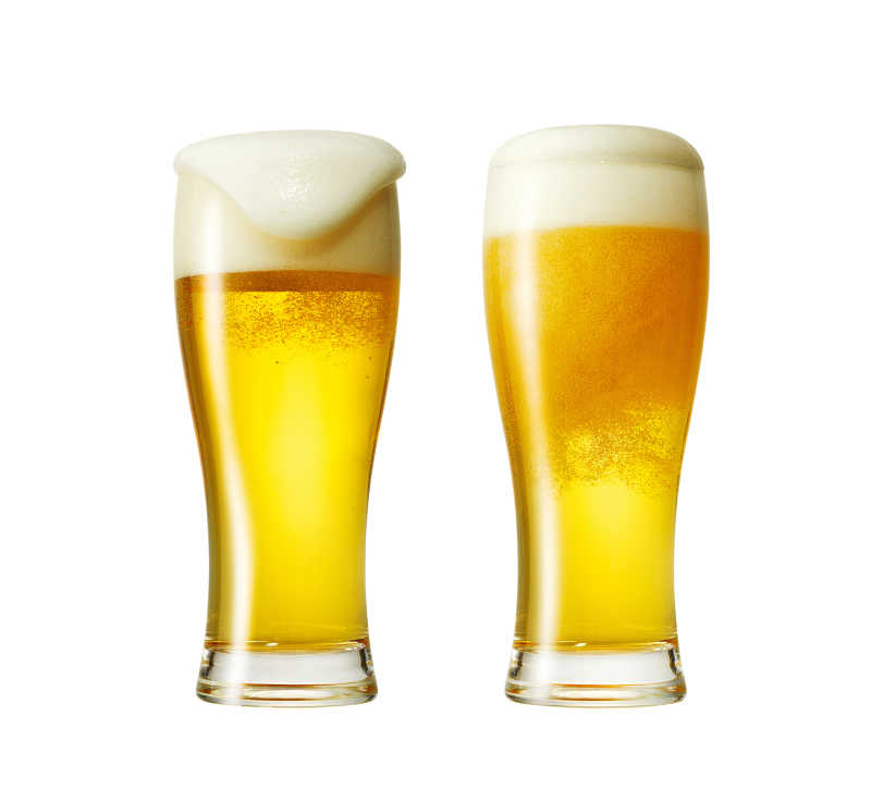 两个玻璃杯里的啤酒