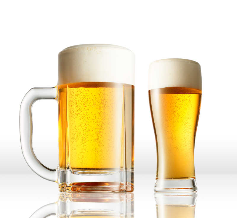 白色背景下的两杯麦芽啤酒