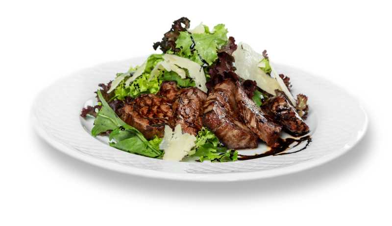 白色背景下白色盘子里的烤肉