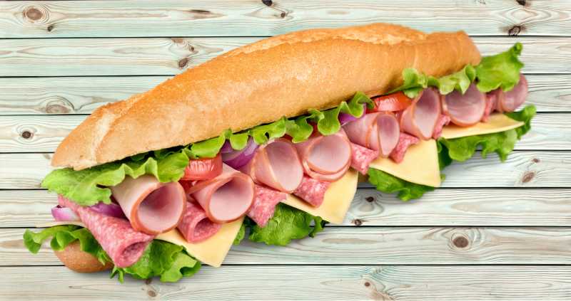 木纹理背景上的夹肉三明治