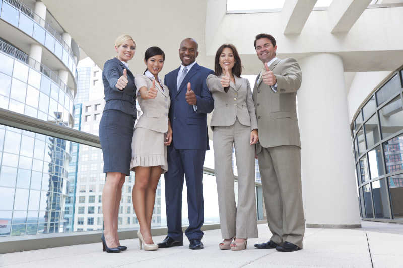 种族者和女性商业团队竖起大拇指