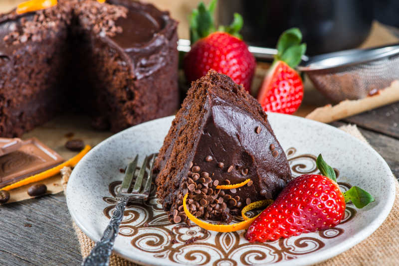餐桌上装饰的黑巧克力蛋糕