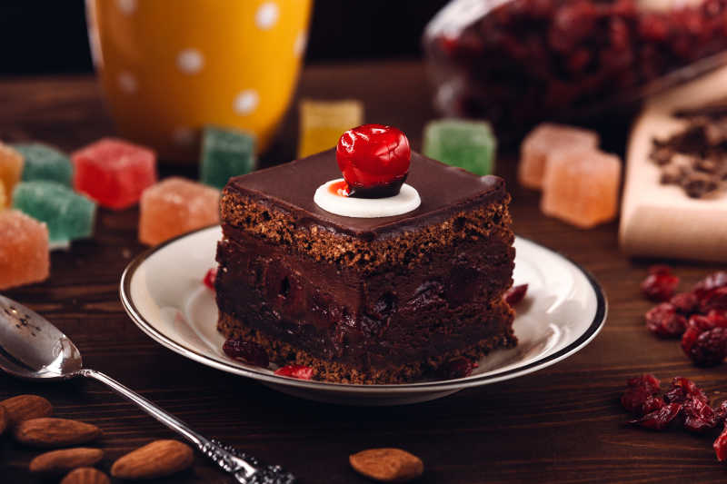 木制餐桌上的自制巧克力蛋糕