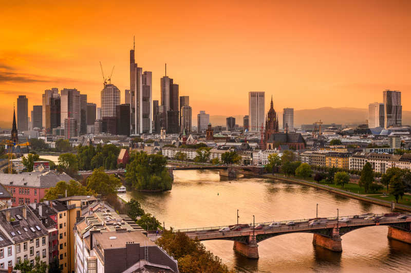夕阳下的法兰克福城市风景