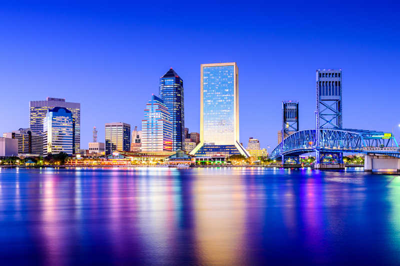 蓝天下圣约翰河畔的杰克逊维尔城市风景