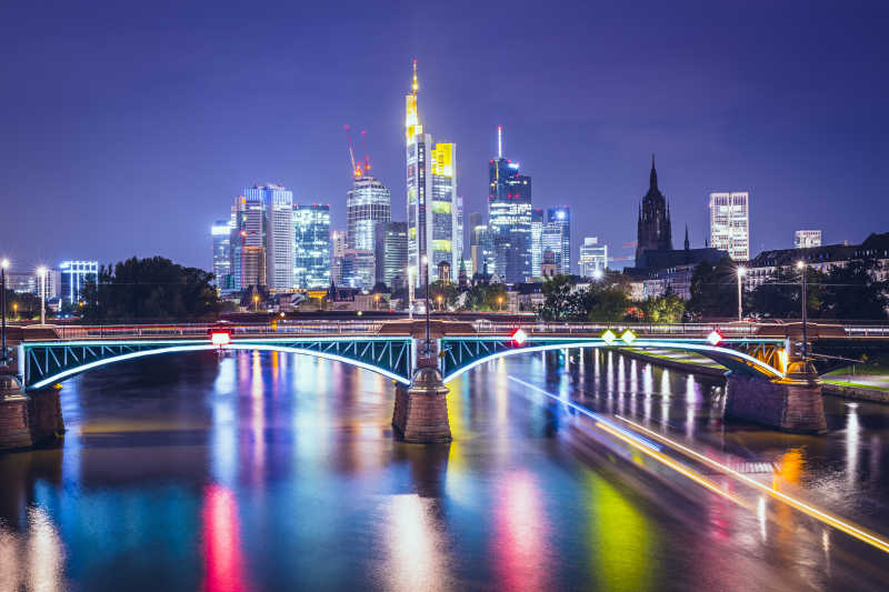 夜空下的法兰克福城市夜景