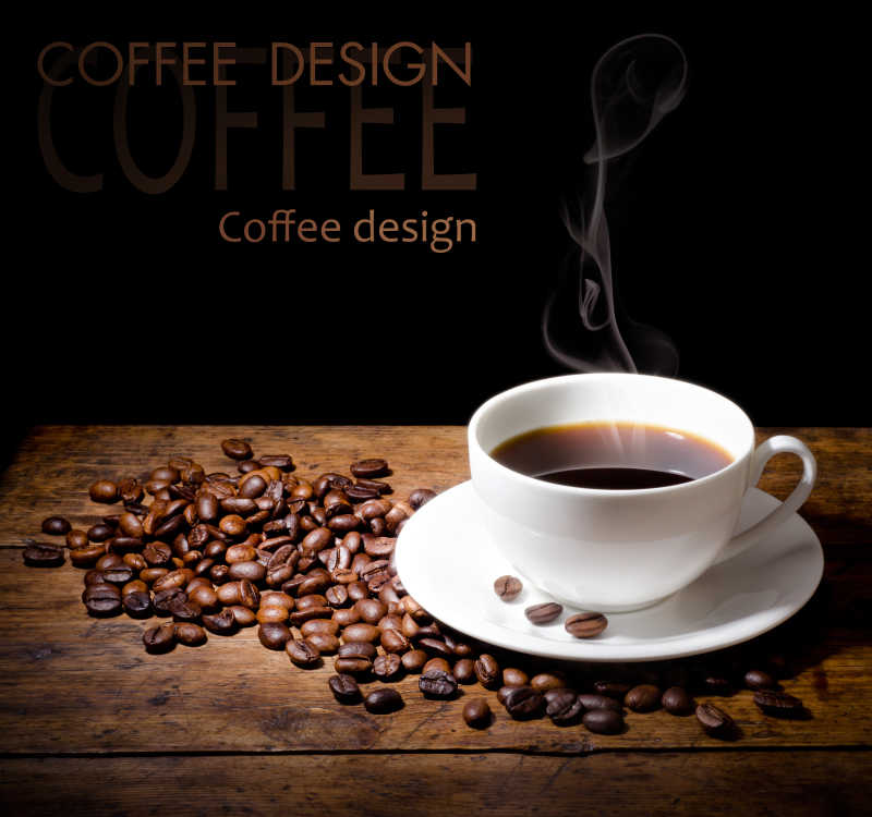 咖啡和咖啡豆在木桌上