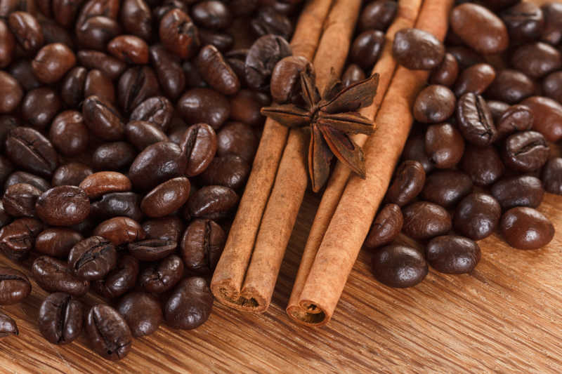 在木制的桌子特写肉桂八角咖啡豆