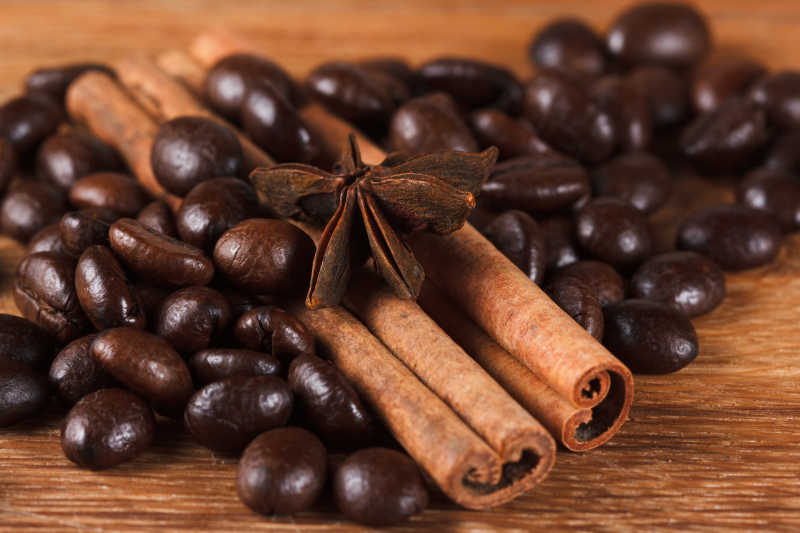 在木制的桌子特写咖啡豆肉桂和八角