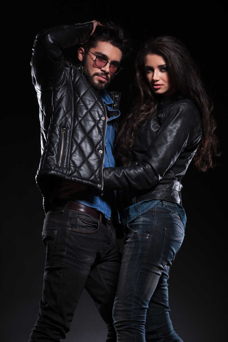 穿着时髦的皮夹克的年轻夫妇