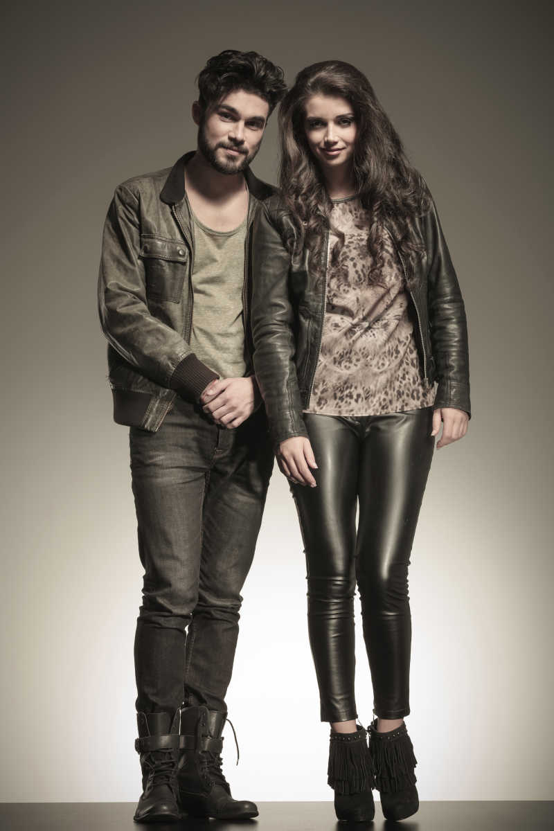 害羞的男人站在一个美丽的女人旁边