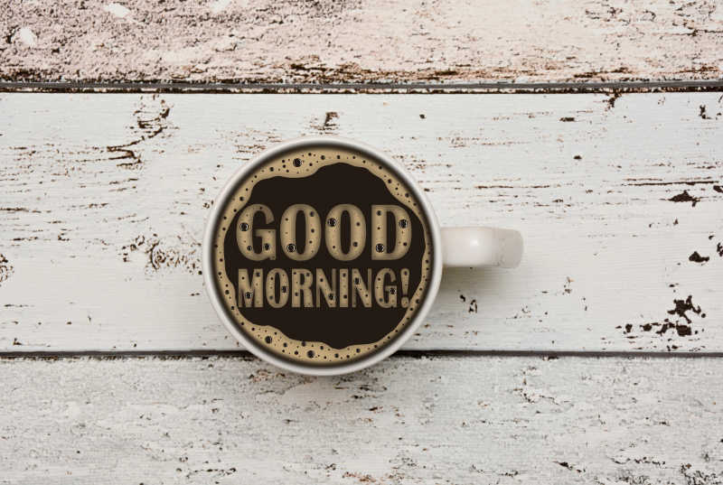 白色桌面上的咖啡早安概念