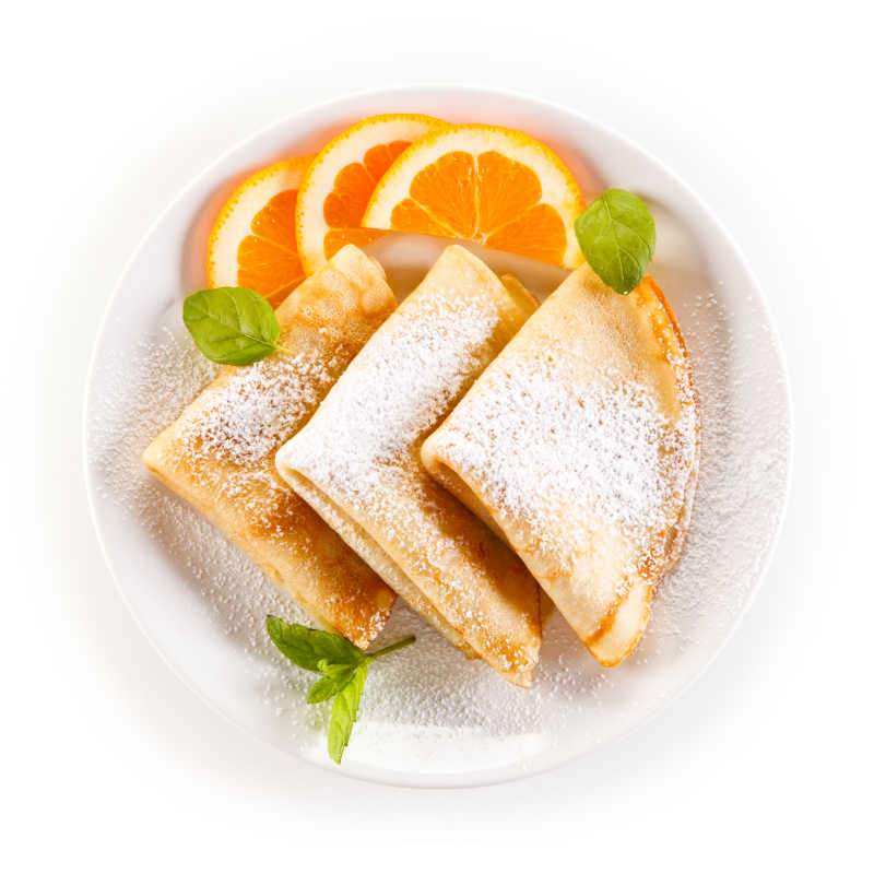 白色背景下白色盘子里的薄煎饼