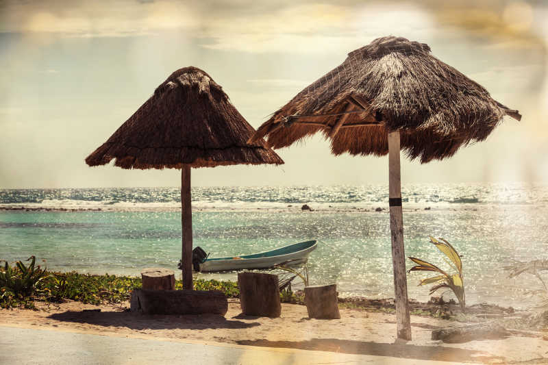 海滩上有遮阳伞