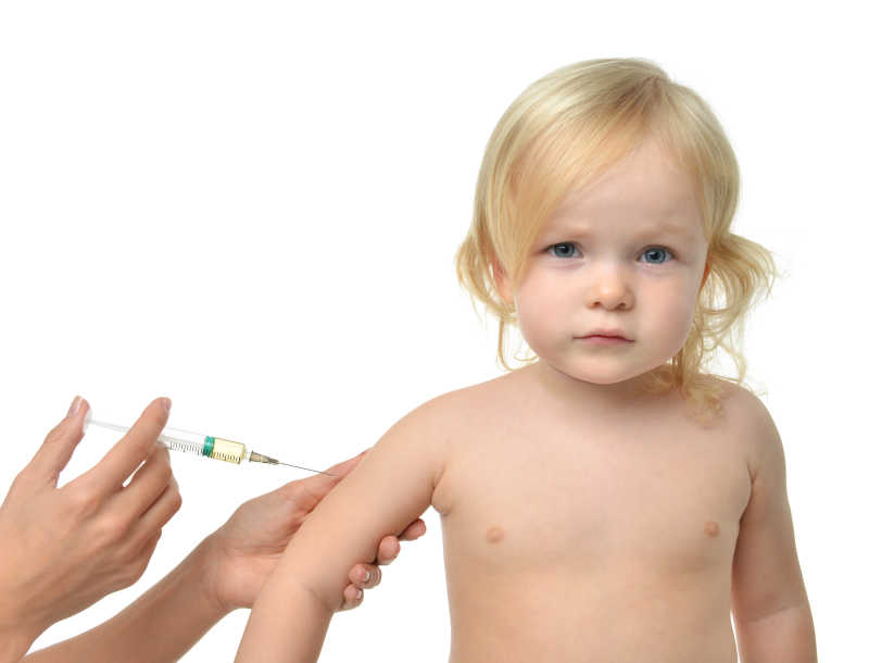 医生在给金发小孩打针