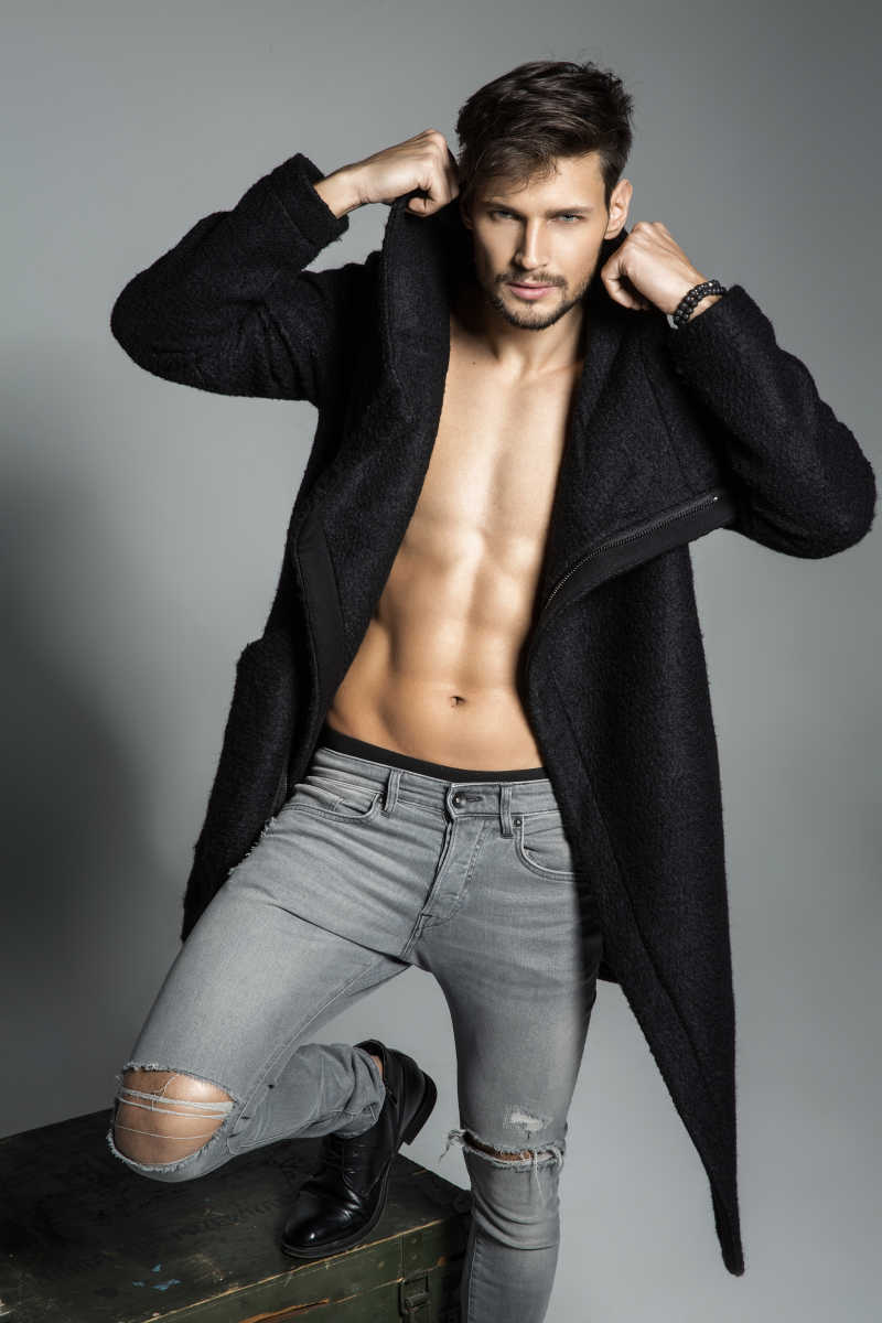 性感腹肌的男模特