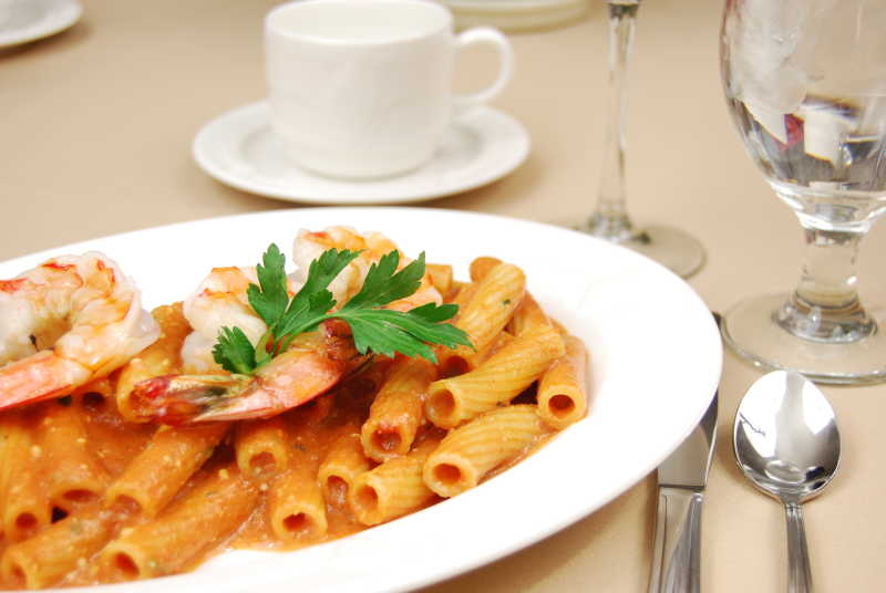 白色盘子上的通心粉虾