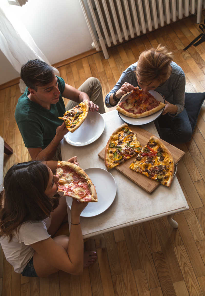 一群吃披萨饼的人