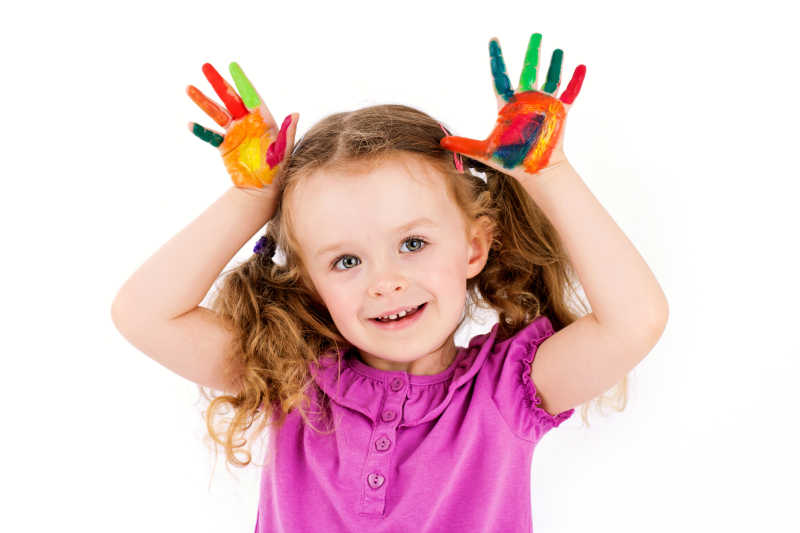 可爱的小女孩手上的水彩颜色