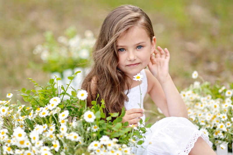 美丽的带花小女孩图片 一个美丽的小女孩在花草中的画像素材 高清图片 摄影照片 寻图免费打包下载