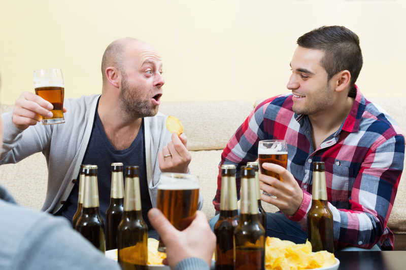 坐着讨论问题的朋友