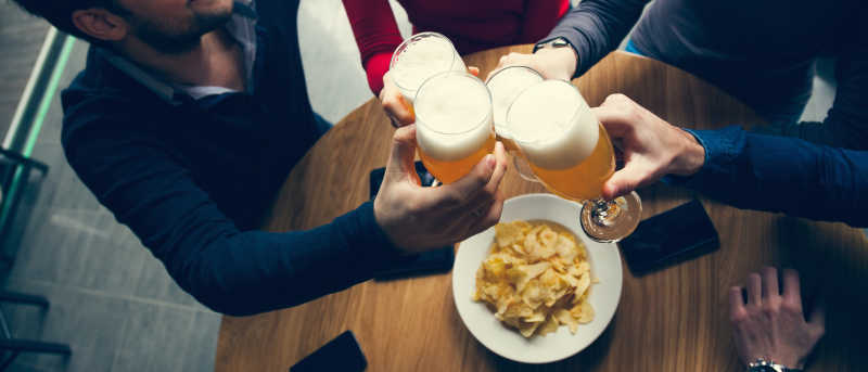 酒馆里碰杯的朋友