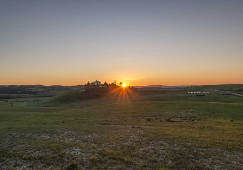 水平线上的夕阳风光