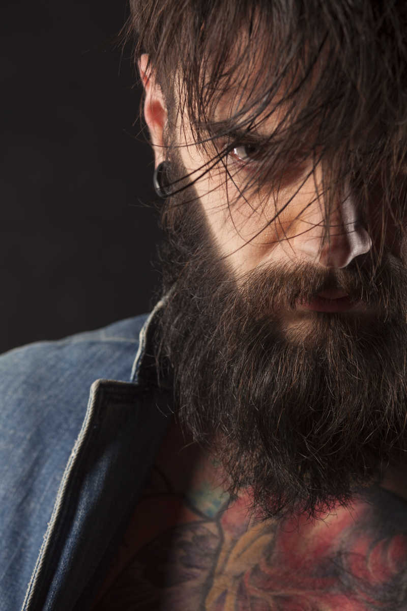 一个留胡子头发零乱的年轻人肖像