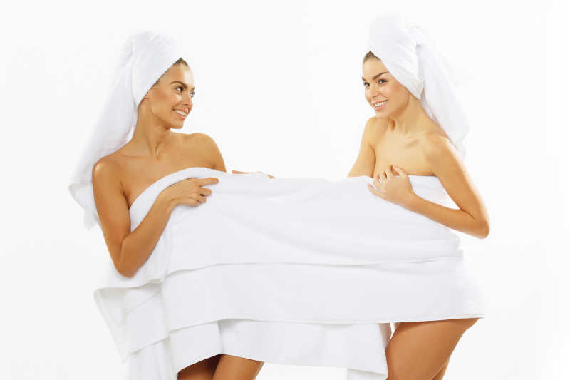 白色背景下两位淋浴后的美女