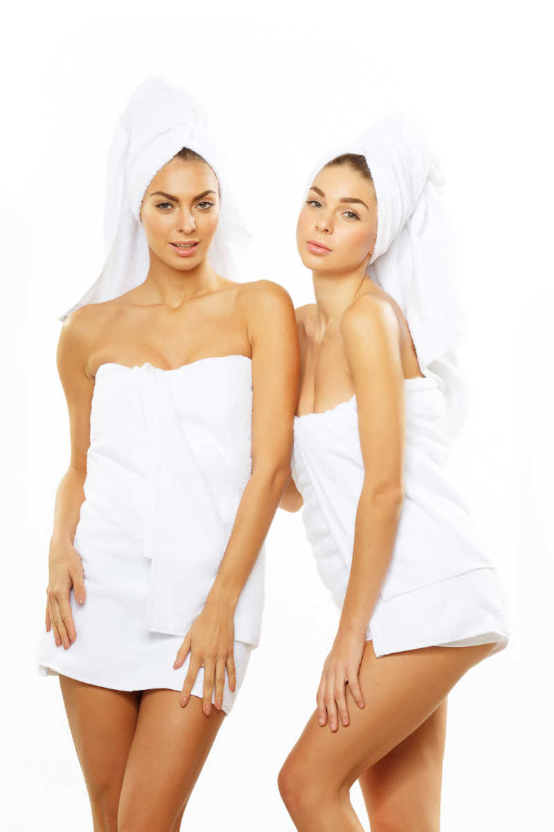 淋浴后用毛巾裹着身体的美女