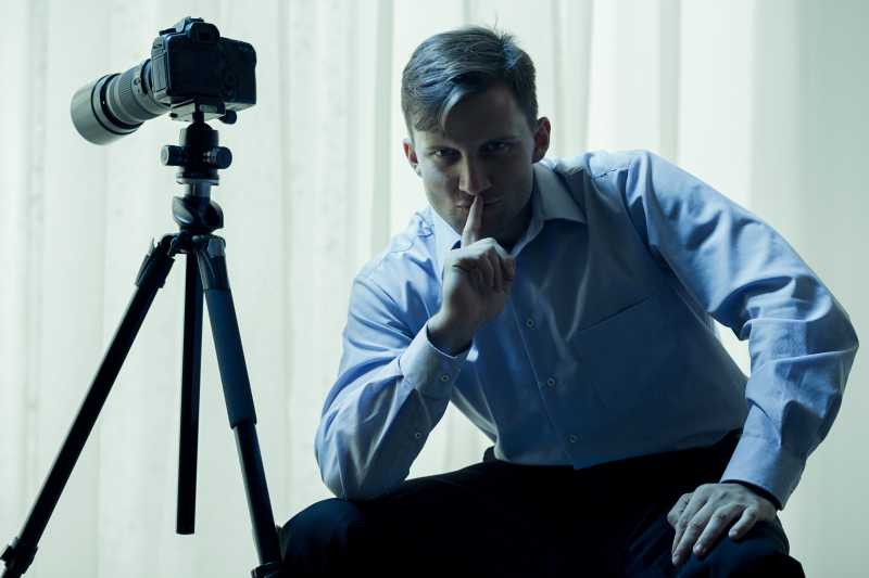 家里有摄像机的男性狗仔队