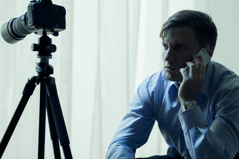 记者或侦探在用电话交谈