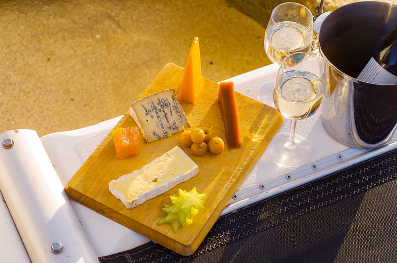 奶酪拼盘与白葡萄酒