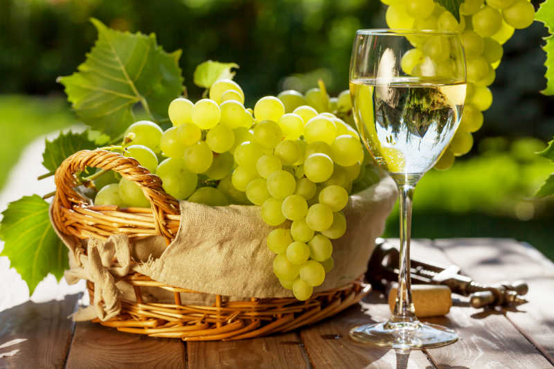 绿葡萄与白葡萄酒