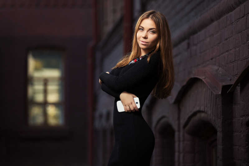 穿着时髦服装女性