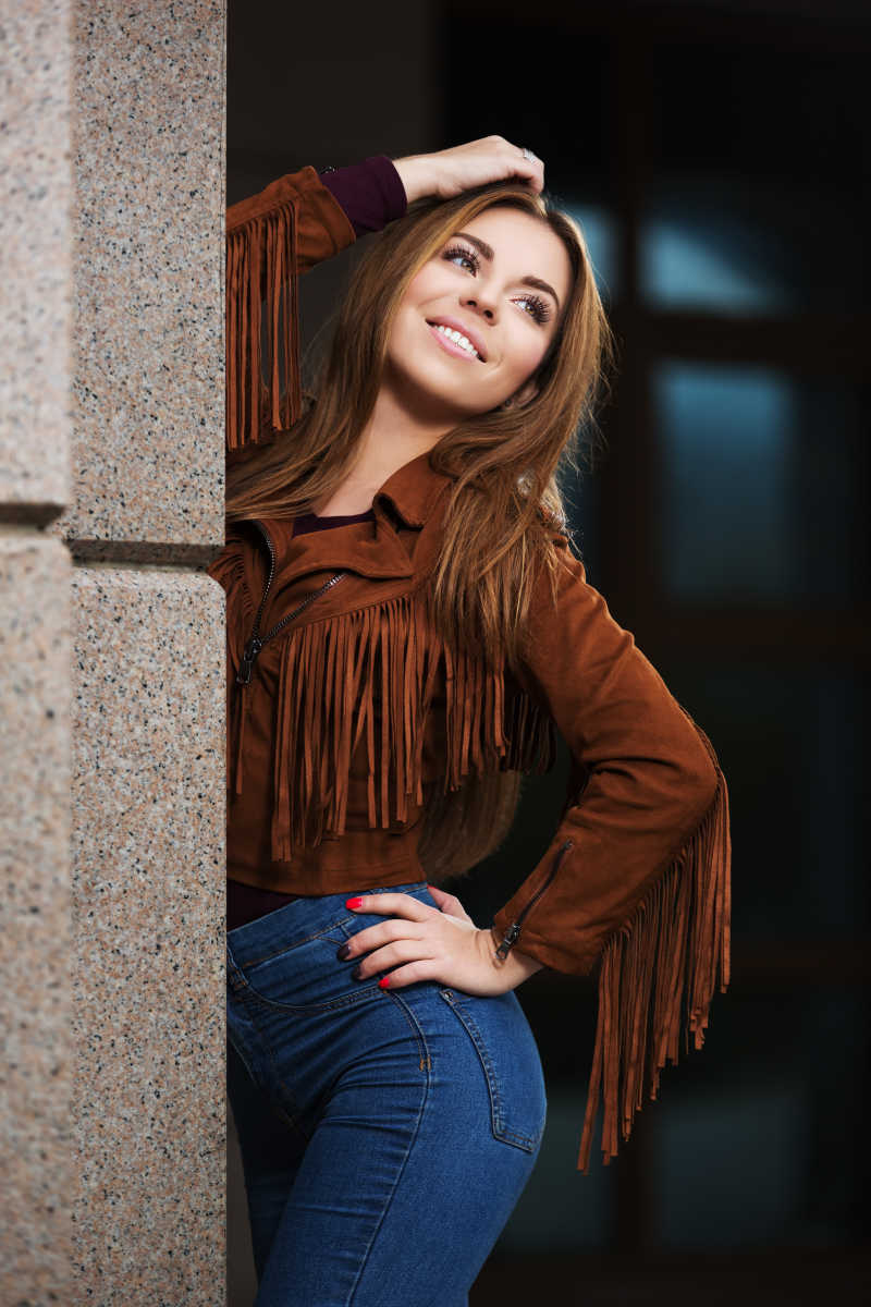 穿着皮夹克的年轻女性