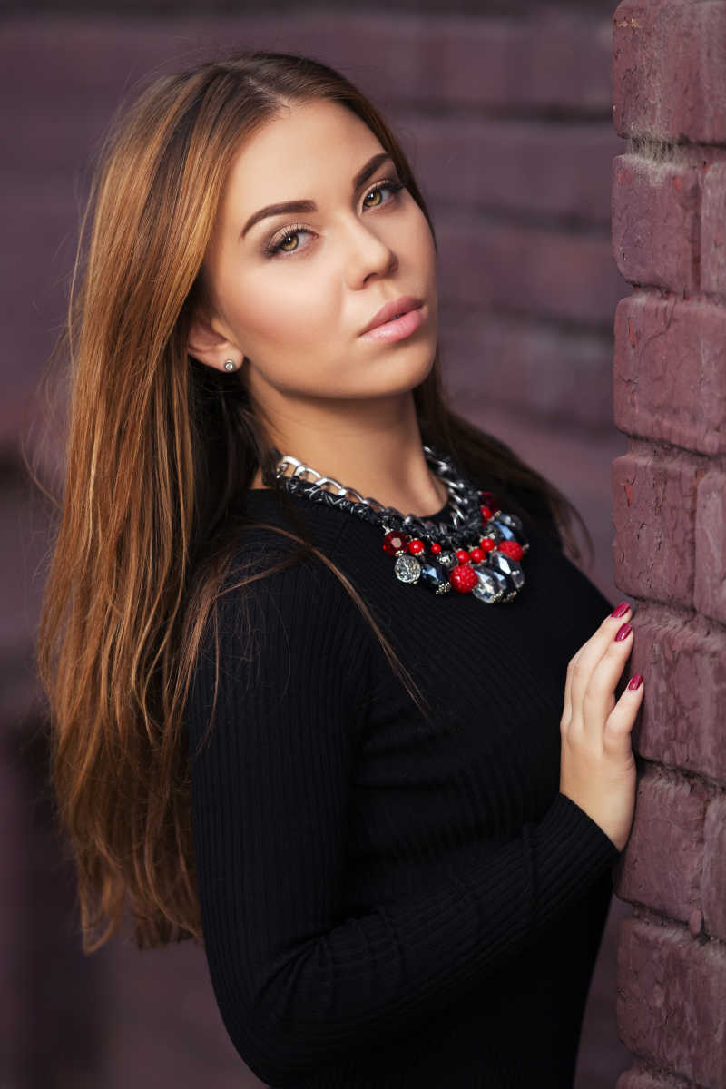 年轻的时尚女人