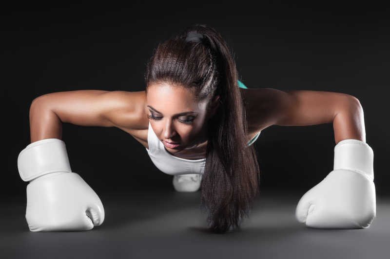 做俯卧撑的性感拳击女郎